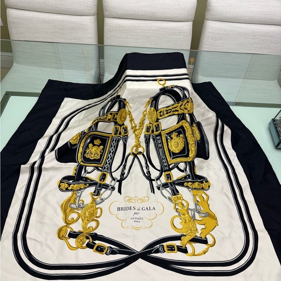 Authentic Hermès Carré 90 Silk Scarf - Picture 2 of 8